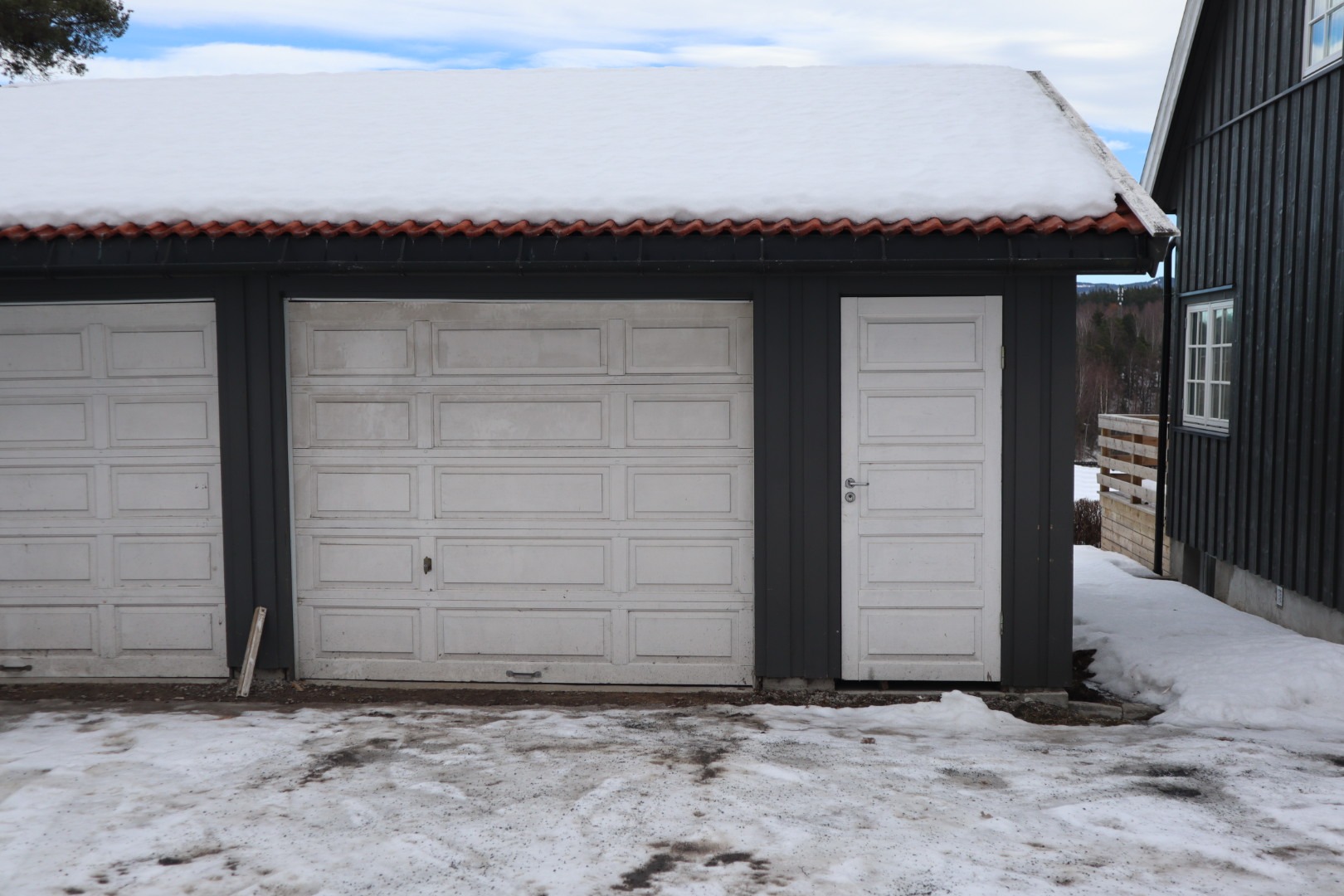 Høyre garasjespor med tilhørende dør er inkludert i leien